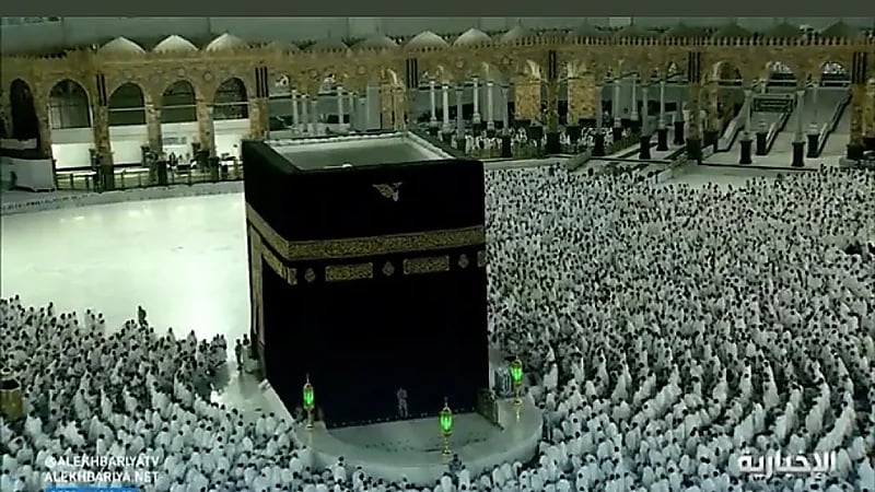 مشاهد روحانية لجموع المصلين أثناء تأديتهم صلاة الفجر في الحرم المكي