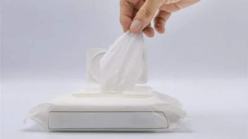 باحثون يحذرون من خطورة المناديل المبللة