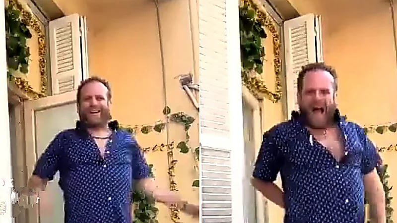 ممثل أمريكي يرقص على أنغام الدبكة احتفالاً بالقصف الإيراني لإسرائيل .. فيديو