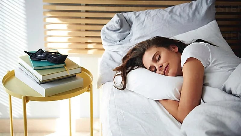 عدد ساعات النوم التي يحتاجها الإنسان يومياً حسب الفئة العمرية