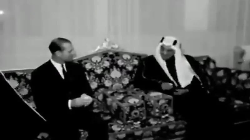 فيديو نادر يظهر استقبال الملك فيصل للأمير فيليب في المملكة