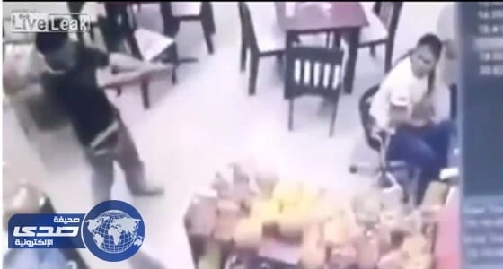 بالفيديو.. شاب يقتل حبيبته السابقة بطلق ناري داخل مطعم