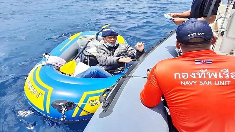 رجل يخاطر بعبور الخليج لملاقاة زوجته في الهند