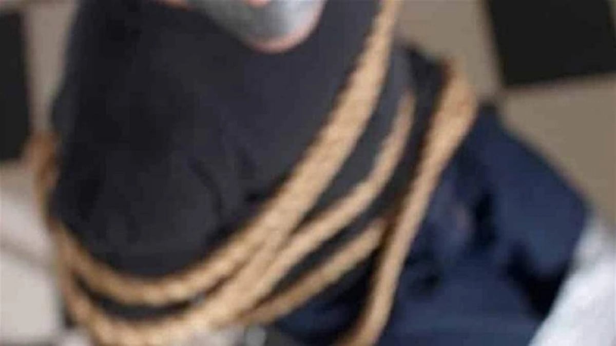 امرأة وأبناؤها يعذبون شاب لتعاطفه مع ابنتهم