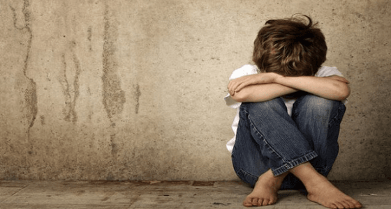 أم تعذب طفلها بطريقة وحشية