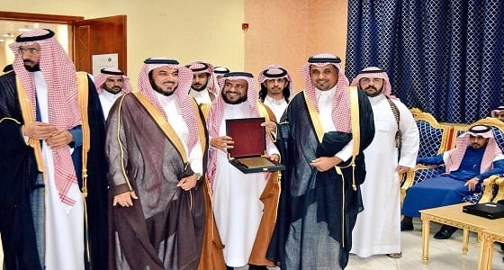 بالصور.. محافظ سراة عبيدة يرعى حفل تكريم لمتقاعدي الدوائر الحكومية