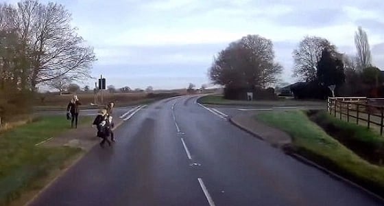 بالفيديو.. سائق شاحنة ينقذ 3 أطفال من حادث مروع كاد يودي بحياتهم