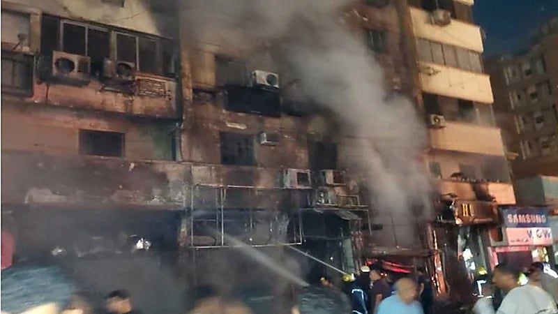 انفجار أسطوانة غاز يشعل حريقًا بعقار سكني.. فيديو