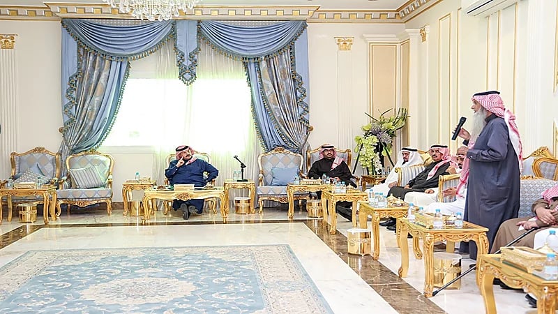 أمير عسير للأهالي: لاتنتظرون مقابلتي ارفعوا السماعة واطلبوني .. فيديو