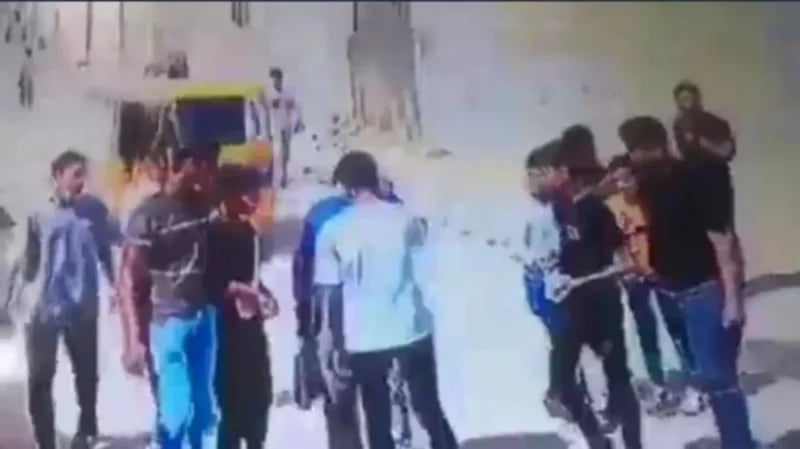 شاهد.. طالب يعتدي على معلم مدرسة بالضرب