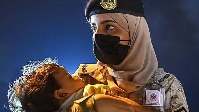 المجندة صاحبة صورة الاجلاء الشهيرة: هذا واجبنا وتكفينا نظرة الإحساس بالأمان منهم (فيديو)