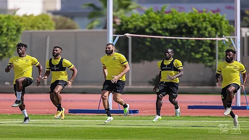 لاعبو الاتحاد يواصلون تحضيراتهم في الطائف..صور