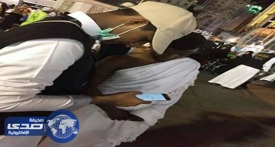 شباب مكة يرشدون التائهين من المعتمرين في الحرم بخمس لغات