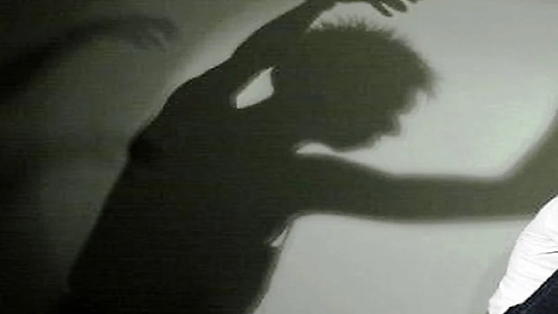 أربعيني يسير عاريًا في شارع ويصد كل من يحاول ستره بالملابس