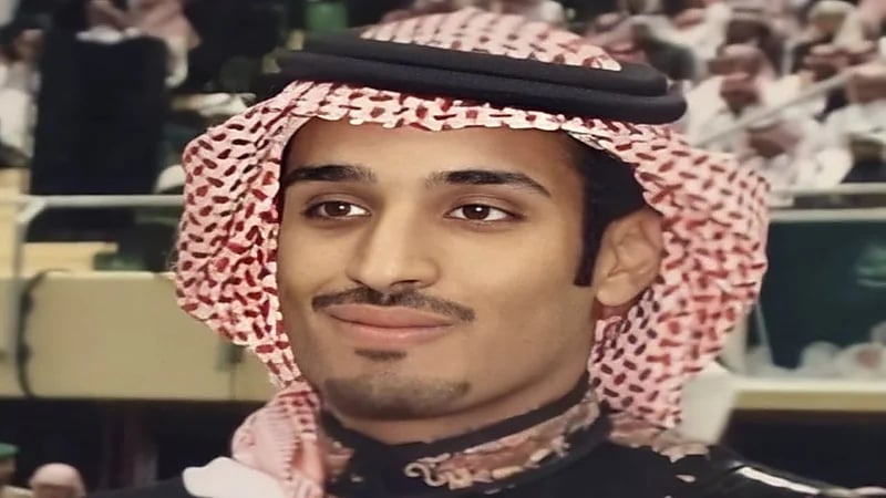 صورة لـ "ولي العهد" أثناء أداء "العرضة" حينما كان في عمر الـ21 عامًا