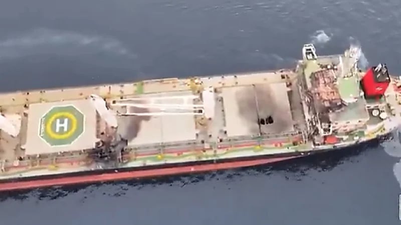 لحظة تفجير الحوثي لسفينة بضربات صاروخية.. فيديو