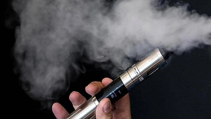 انفجار بطارية سيجارة إلكترونية يصيب امرأة أثناء تسوقها