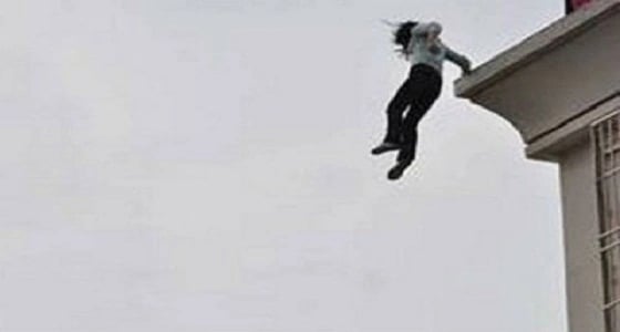 تقفز من الطابق الثالث برفقة طفليها لاعتزام زوجها الارتباط بأخرى