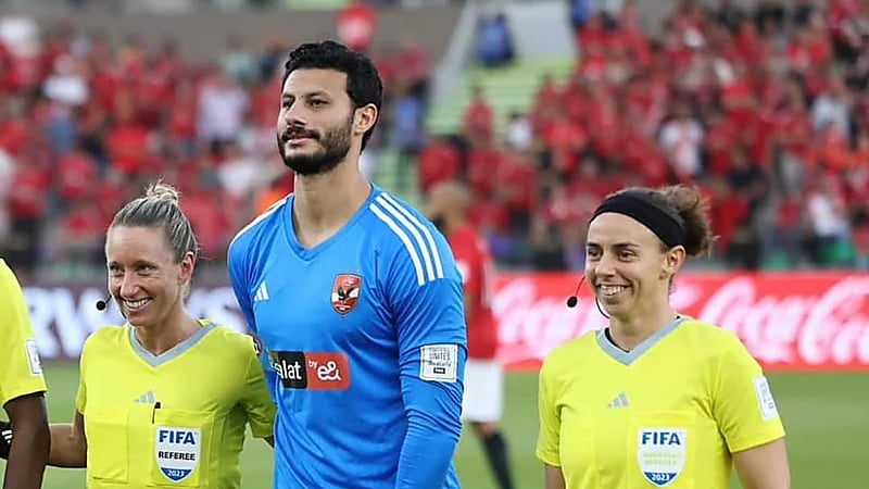 نظرات إعجاب الحكمة الأمريكية لحارس الأهلي المصري تثير الجدل .. فيديو