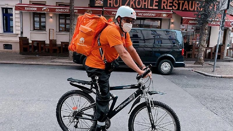 صور.. وزير أفغاني سابق يعمل بتوصيل الطلبات