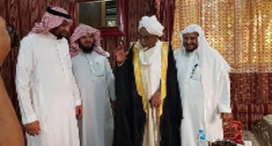 قرية بـ " جازان " تكرم معلما سودانيا ربى أجيالا قبل 33 عام