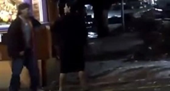 بالفيديو.. سيدة تلقن زوجها درسا قاسيا بالشارع