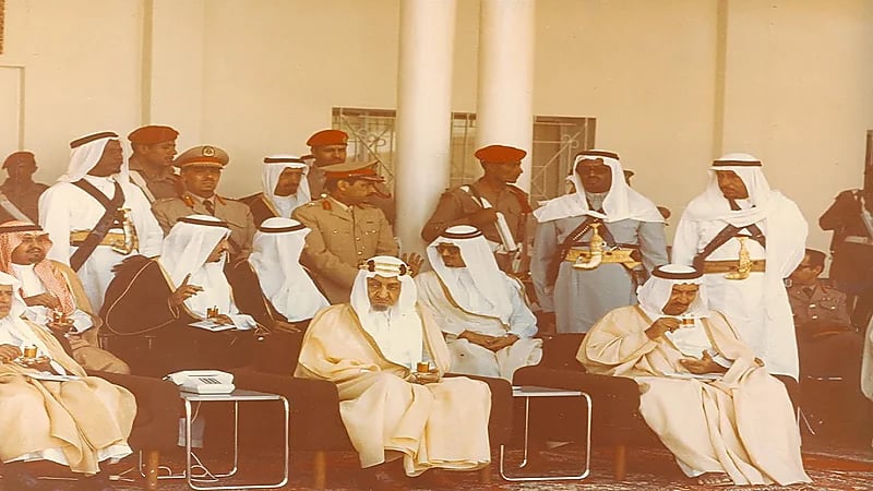 الكشف عن أسماء الأمراء المحاطين بالملك فيصل في صورة نادرة