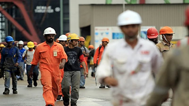 استثناء يسمح لصاحب العمل بتكليف العامل بعمل غير المتفق عليه