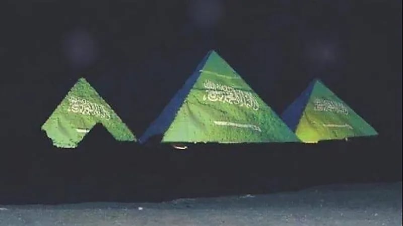 الأهرامات المصرية تضيء براية التوحيد احتفالا باليوم الوطني 91