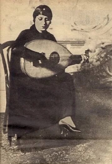 أم كلثوم تغني "ممسكة بعود" منذ 94 عام