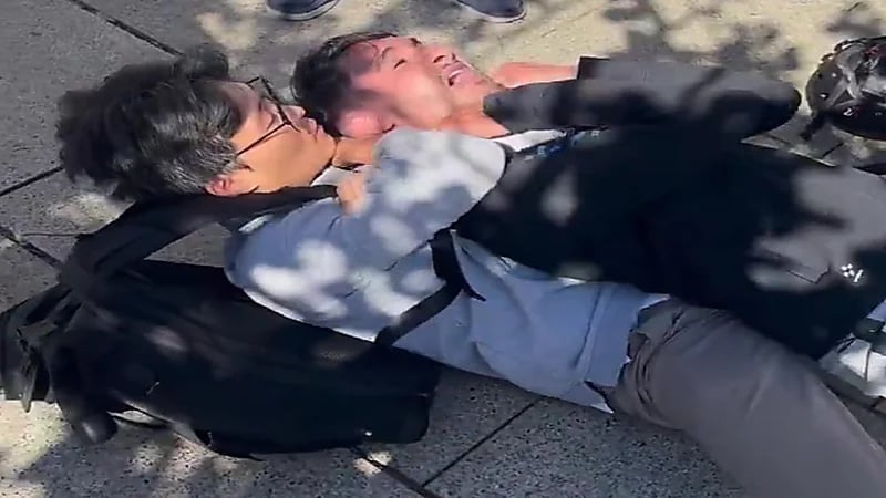 مصور صيني يُفاجئ لصاً بمهارات قتالية بعدما حاول سرقته.. فيديو