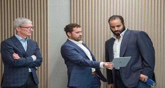 بالصور..ولي العهد يزور شركة "  آبل  "