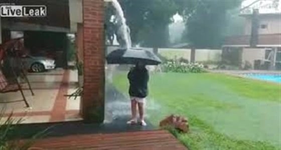 بالفيديو.. صاعقة تضرب صبي بطريقة مروعة