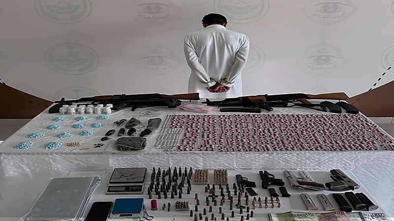 القبض على مروج وضبط مواد مخدرة وأسلحة وذخيرة بالقصيم