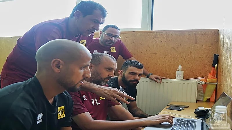 مدرب الاتحاد يراقب أداء اللاعبين بمعسكر النمسا