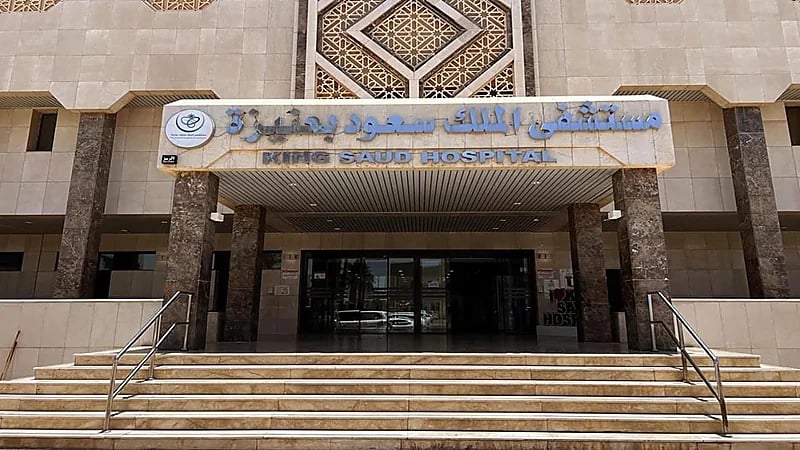 جراحة ناجحة تخلص مريضاً من الكرسي المتحرك في عنيزة