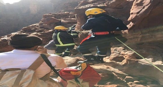 بالصور.. " مدني ضباء " ينقذون مواطن بجبال الديسة