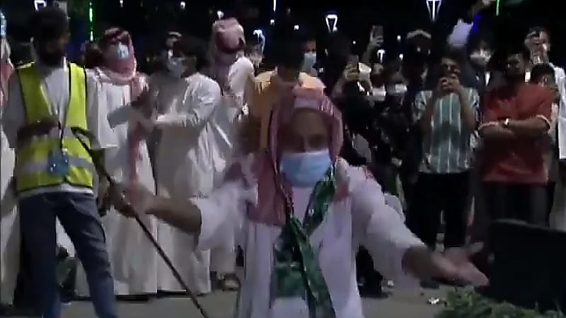 بالفيديو.. مُسن يتفاعل بشكل عفوي مع معزوفة وطنية بالباحة