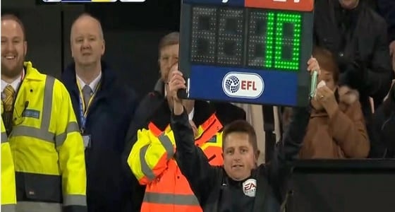 بالفيديو.. مشجع ينتقل من المدرجات إلى طاقم التحكيم بالدوري الانجليزي