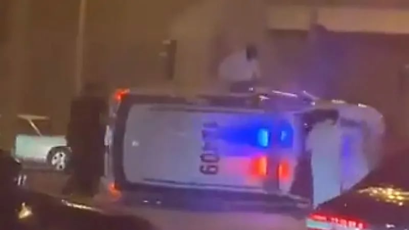 بالفيديو.. انقلاب دورية عند تقاطع جسر أبوحليفة