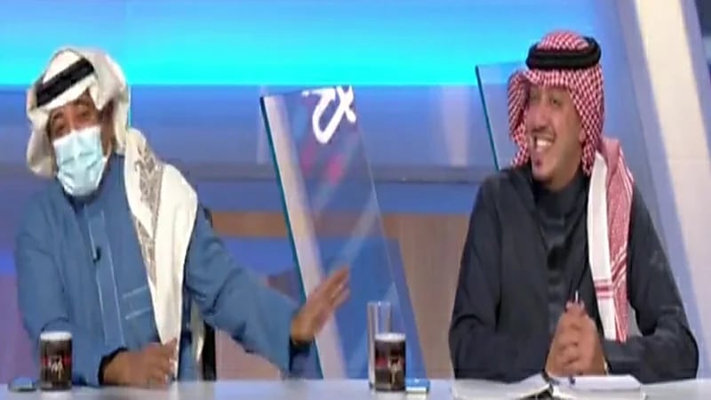 بالفيديو.. "المصيبيح" يرتدي كمامته على الهواء بسبب كحة الصدعان