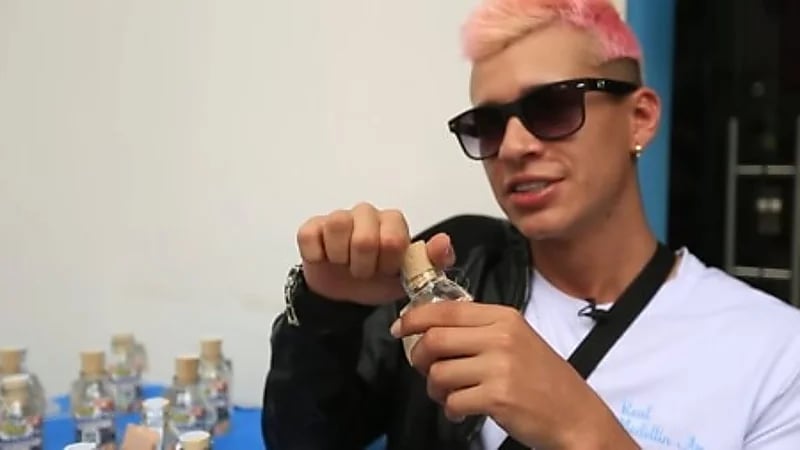 بالفيديو.. شاب يبيع الهواء ويجني أموالًا طائلة