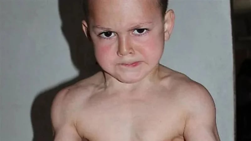 شاهد كيف أصبح أقوى طفل في العالم بعد مرور 12 عاماً