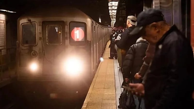 شاب يطعن خمسيني نائم داخل المترو ويثير الذعر بين الركاب