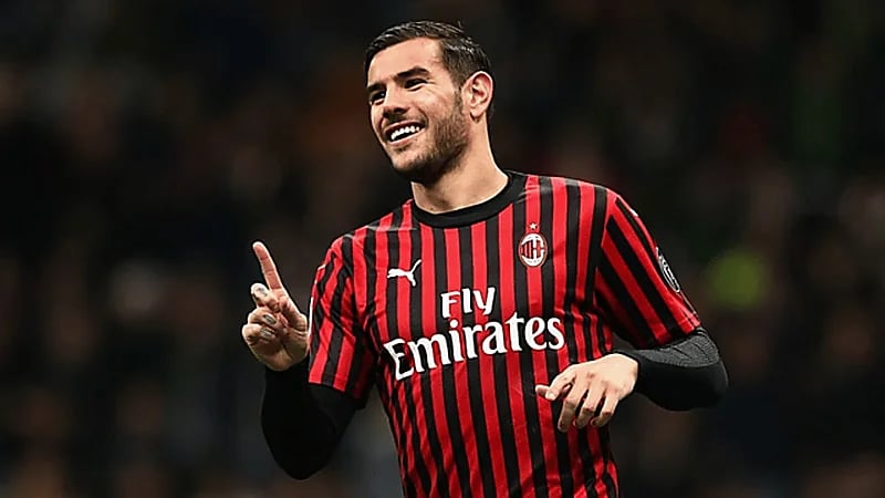 ثيو هيرنانديز يبلغ ميلان برغبته في الانتقال إلى الهلال