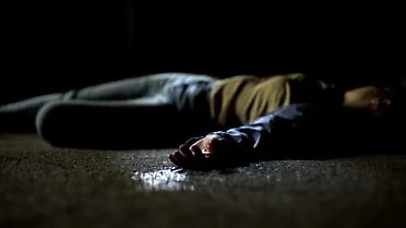 أم تقتل ابنها بمساعدة أصدقائه بطريقة بشعة