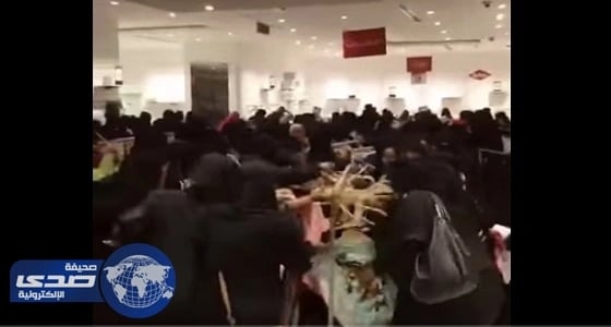 بالفيديو.. صراخ وتدافع على تخفيضات بمتجر ملابس