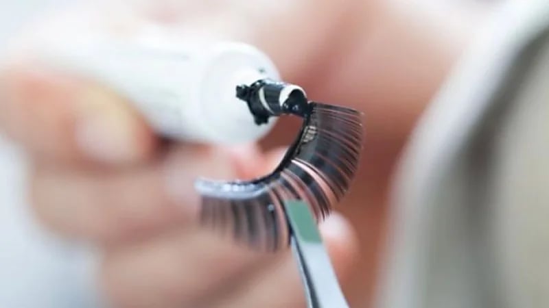 مستشفى الملك خالد توضح ارشادات تركيب الرموش لتجنب خطورتها