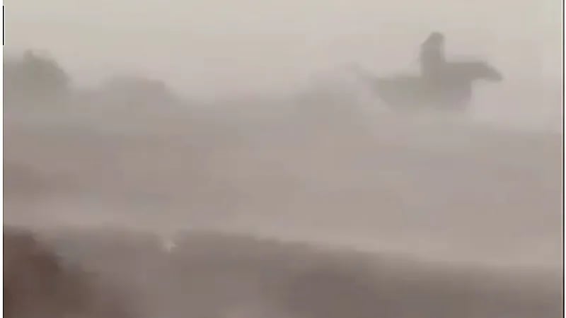 عاصفة بردية تفاجئ شاب على ظهر الخيل في بريدة.. فيديو