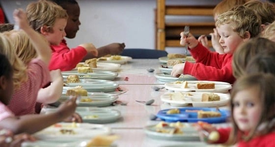 الحكومة البريطانية تواجه التضخم بحرمان الأطفال من الوجبات المدرسية